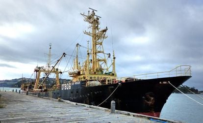 La tripulaci&oacute;n de este barco denunci&oacute; abusos laborales y su gemelo, el Melilla 201, fue intervenido bajo acusaciones de pesca ilegal.