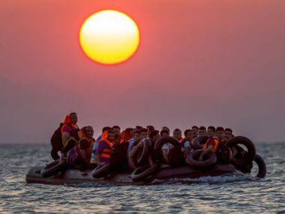 Una barcaza con inmigrantes frente a Grecia.