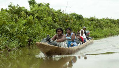 Una barcaza por el río Cacarica saliendo de la Zona Humanitaria Nueva Esperanza en Dios, en Colombia.
