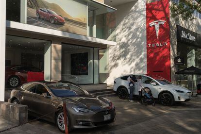 Una sucursal de la marca estadounidense de autos eléctricos, Tesla, en la calle repleta de tiendas de lujo llamada Av. Presidente Masaryk, en Ciudad de México.