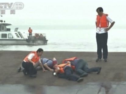 Imagen de la televisión china de algunos rescatados.