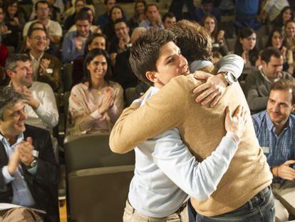 Gago se abraza a Feij&oacute;o tras ser elegido presidente de Novas Xeraci&oacute;ns.