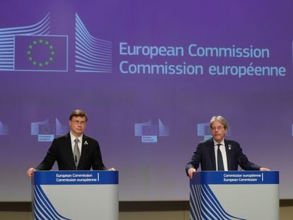 El vicepresidente de la Comisión Europea, Valdis Dombrovskis, junto al comisario de Economía, Paolo Gentiloni.