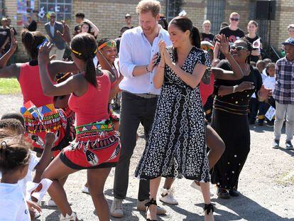 Los duques de Sussex bailan a su llegada a Cape Town.