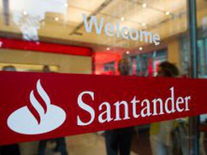 Escaparate de una oficina de Banco Santander.