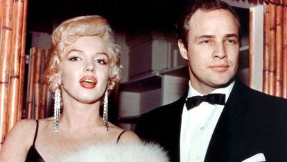 Marlon Brando en la ceremonia de los Oscar de 1955, mucho antes de que ganara y renegara del premio por &#039;El padrino&#039;. Aqu&iacute; al menos estuvo con Marilyn, que algo de premio tiene.
