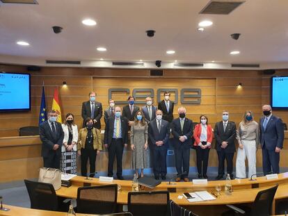 El empresario chileno Juan Sutil con autoridades españolas en una reunión de la CEOE la semana pasada en Madrid.