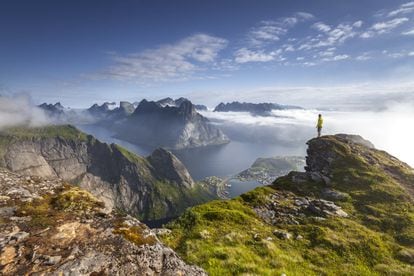 Este país nórdico figura en todos los <i>rankings</i> como uno de los de mayor calidad de vida del mundo. Consciente del cambio climático, está implantando rápidamente las energías renovables y es líder mundial en transporte ecológico, incluidos los ferris. Porque el turismo sostenible es uno de los objetivos prioritarios de <a href="https://www.visitnorway.es/ " target="_blank">Noruega</a> y ya está protegiendo sus destinos más “masivos”, incluidos ciertos paisajes panorámicos como la famosa roca del Púlpito. Noruega fomenta las prácticas de ecoturismo que siguen la tradición, como dormir en una tienda de campaña tradicional (lavvu), conocer recetas ancestrales de estofado de reno o contemplar tranquilamente las auroras boreales. También su arquitectura está haciendo una transición verde que se refleja en proyectos como el recién inaugurado <a href="https://www.munchmuseet.no/ " target="_blank"> Museo Munch </a> en Oslo, del arquitecto español Juan Herreros, o el <a href="https://www.svart.no" target="_blank"> hotel Svart</a>, el primer alojamiento de energía positiva del mundo, proyectado por el estudio noruego Snøhetta en el Ártico y que tiene previsto abrir sus puertas en 2022.