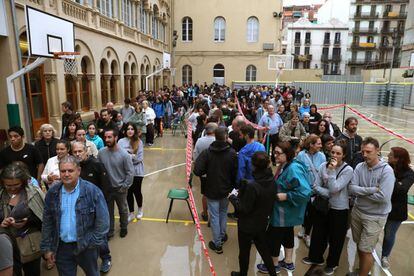 Cola de gente para votar en la escola Vedrunes, en Barcelona.