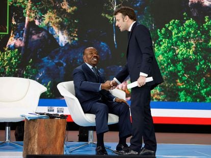 El presidente francés, Emmanuel Macron, saluda a su homólogo de Gabón, Ali Bongo, durante un acto relacionado con la protección del medio ambiente, este jueves en Libreville.