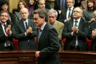 Artur Mas se dirige al atril del Parlament para pronunciar sus primeras palabras como presidente de la Generalitat.