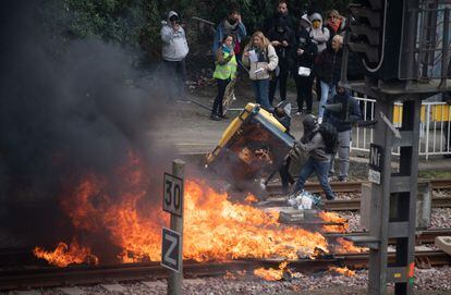 Disturbios en la estación de tren de la ciudad de Lorient (noroeste de Francia) durante la jornada de protestas, este martes. 