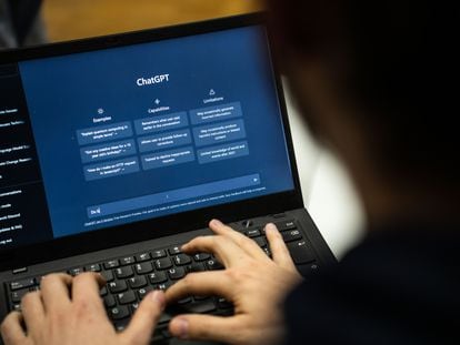 Una persona utiliza el software de texto ChatGPT, creado por la empresa OpenAI en Hesse (Alemania).