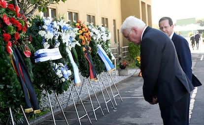 El presidente alemán, Frank-Walter Steinmeier, se inclina frente a la ofrenda floral a las víctimas de la masacre de Múnich 72 frente al presidente israelí, Isaac Herzog.
