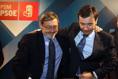Jaime Lissavetzky (izquierda) y Tomás Gómez se abrazan, en la sede de los socialistas madrileños, tras conocer la derrota.