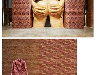 Arriba, 'Project for Door', de Anthea Hamilton. Abajo, 'Brick Suit', de la misma autora.
