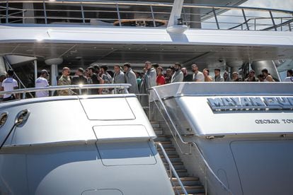 Los supervivientes a bordo del 'Mayan Queen IV', en el puerto de Kalamata (Grecia), el pasado 14 de junio.