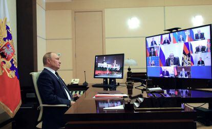 Vladímir Putin dirige una reunión con los miembros del Consejo ruso de Seguridad desde su residencia oficial, a las afueras de Moscú, este viernes.