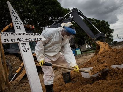 Trabajadores entierran a una persona fallecida por covid-19 en un cementerio público de Manaos (Brasil), a finales de enero.