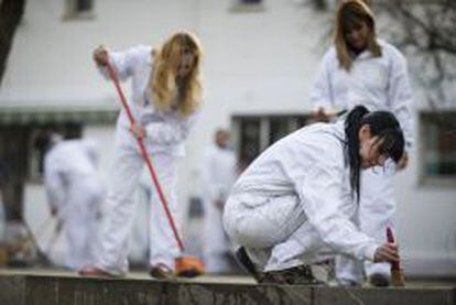 Un grupo de voluntarias de una ONG realiza tareas de limpieza en un centro.