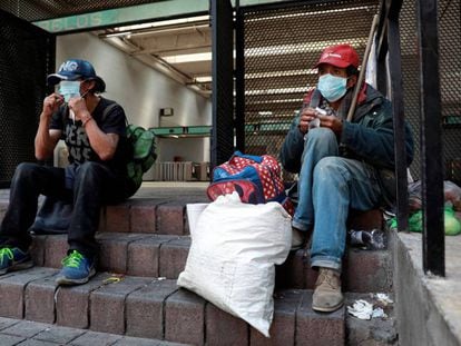 Personas sin techo usan mascarillas en Ciudad de México. / HENRY ROMERO (REUTERS)