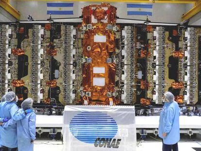 Preparación del satélite argentino Saocom, el pasado enero.