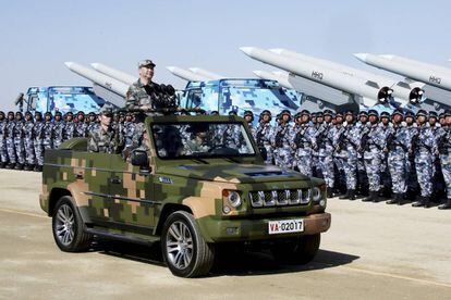 Xi Jinping pasa revista a las tropas durante un desfile en julio de 2017.