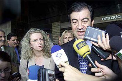 El ministro de Fomento, Francisco Álvarez-Cascos, a la salida del Hospital General de Albacete.