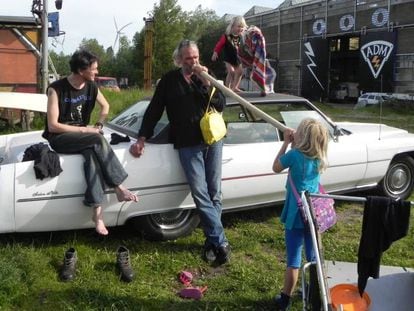 Una familia en los terrenos de la okupaci&oacute;n ADM, el pasado julio en &Aacute;msterdam.
