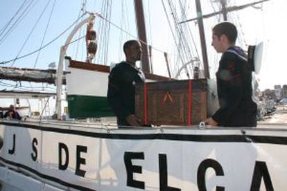 Dos tripulantes del 'Elcano' trasladan los huesos de Power.