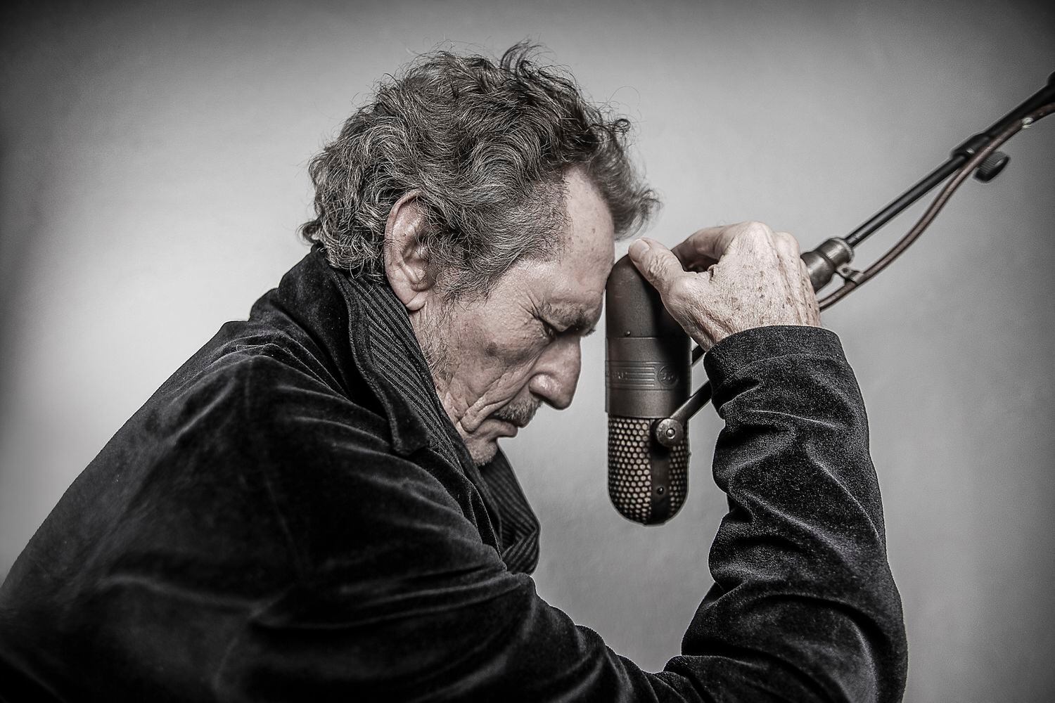 El cantante y músico Miguel Ríos (Granada, 1944) posa en los estudios Black Betty en Madrid.