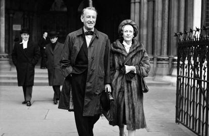 Ian Fleming con su esposa Ann en diciembre de 1963.