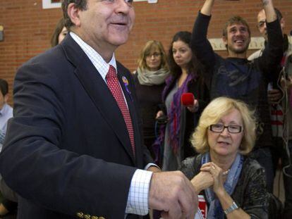 El candidato de Solidaritat (SI) a la presidencia de la Generalitat, Alfons L&oacute;pez Tena, ha votado hoy en Barcelona.  