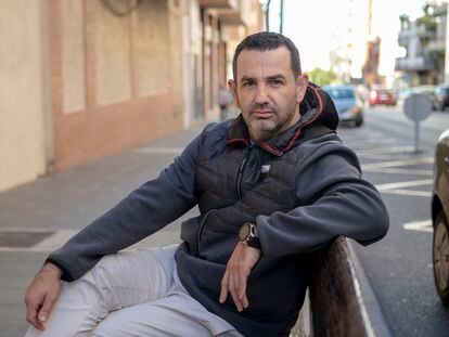 Pedro Arquillo, uno de los afectados por las tarjetas 'revolving', en una calle de Linares (Jaén).