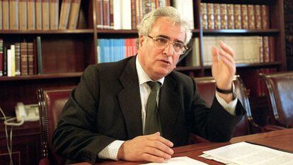 Enrique Múgica, durante una entrevista en Madrid en 2001. 