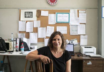 Susana Peña, gerente de la cooperativa Mulleres Colleiteiras en el espacio habilitado para la administración en la nave de Iñas (Coruña).