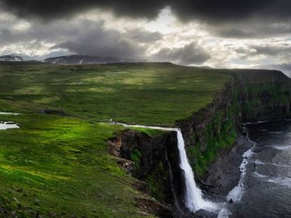 Una cascada vierte su agua al mar en la reserva natural de Hornstrandir, en la regiión islandesa de los Westfjords.