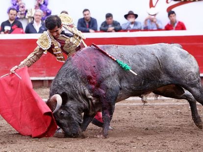 Derechazo de Joselito Adame.