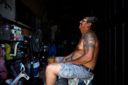 Un hombre se sienta frente a un ventilador en Monterrey, Nuevo León