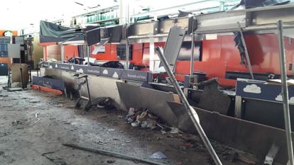 Varios de los mostradores de Brussels Airlines dañados por los atentados contra el aeropuerto de Zaventem en una imagen tomada el 23 de marzo.