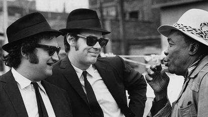 Desde la izquierda, John Belushi y Dan Aykroyd, con John Lee Hooker, durante el rodaje de 'The Blues Brothers' (1980).