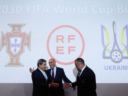 Luis Rubiales, presidente de la RFEF, entre Andriy Pavelko, presidetende de la federación ucrania, y Fernando Gomes, dirigente de la lusa, este miércoles en Nyon después de confirmar la inclusión de Ucrania en la candidatura para el Mundial 2030.