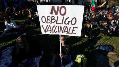 Un manifestante, en una protesta contra el Gobierno italiano por las normas de vacunación, el sábado.