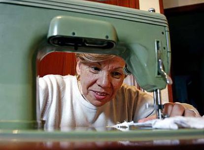 Mari Carmen Borreguero cose en la máquina que heredó de su madre, la que su hija ya no sabe utilizar. "Porque, además, es zurda", ríe. ¿Habrá máquinas de coser para zurdos?