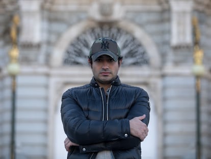 Alvise Pérez posando el miércoles delante del Palacio Real de Madrid.