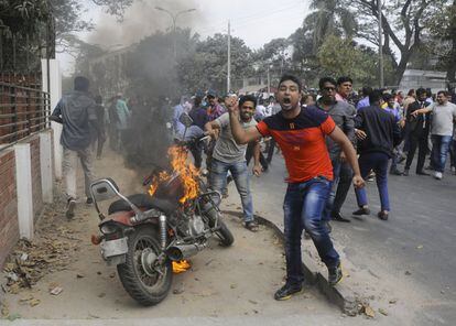 Partidarios de la oposición queman una motocicleta durante una protesta en Dhaka (Bangladés).