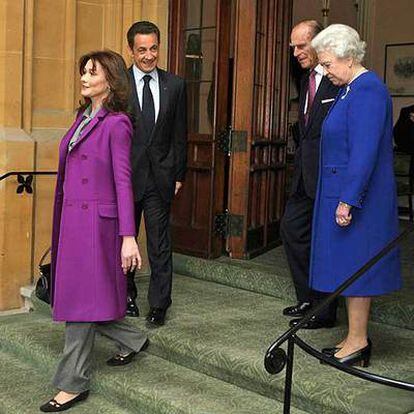 Los  Sarkozy se despiden de los reyes de Inglaterra en Windsor.