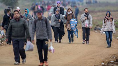 Decenas de refugiados cruzan la frontera entre Macedonia y Serbia.