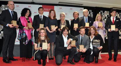 Los galardonados con los Premios Ercilla posan al término de la ceremonia de entrega este lunes en Bilbao. 