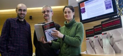 Los autores de la obra posan, esta mañana, con un ejemplar del diccionario.